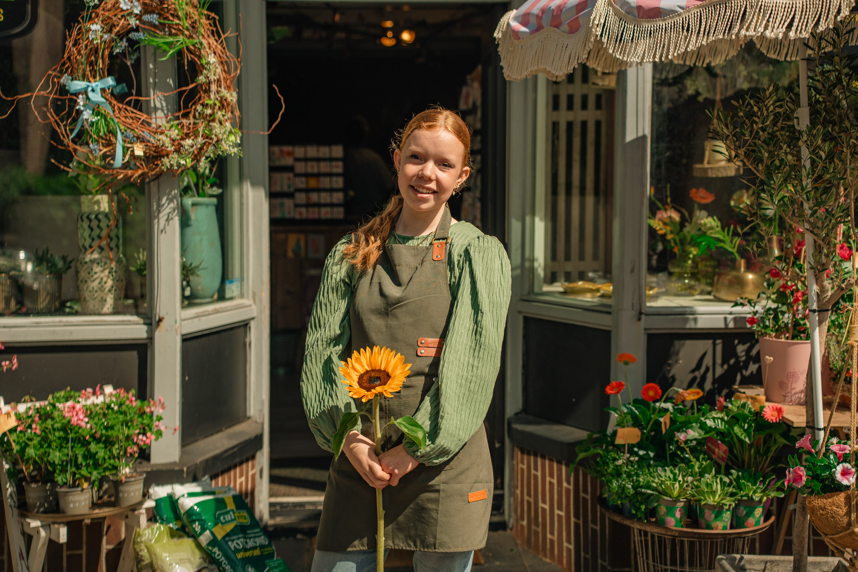 Student Groenstylist met een zonnebloem